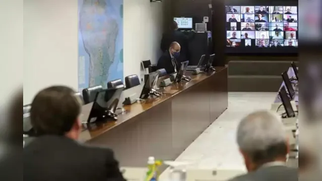 Imagem ilustrativa da notícia Bolsonaro interrompe reunião para avisar que
empresário aparecia pelado