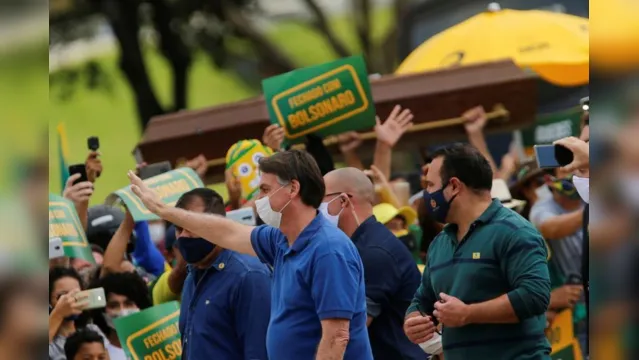 Imagem ilustrativa da notícia Bolsonaro provoca nova aglomeração, diz que Brasil sairá mais forte da pandemia e fala em resgate de valores