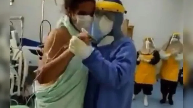 Imagem ilustrativa da notícia Médico dança forró com paciente de covid-19. Veja o vídeo!
