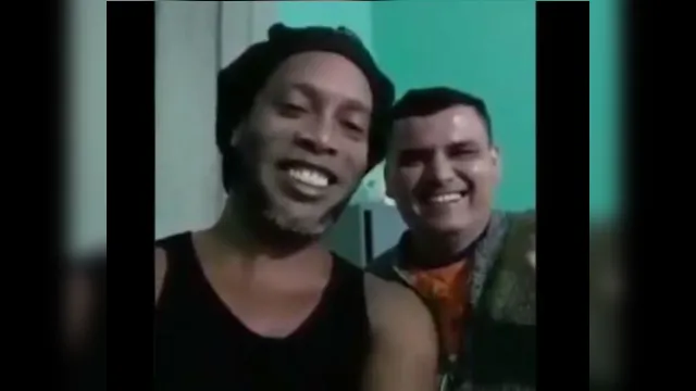 Imagem ilustrativa da notícia Ronaldinho grava vídeo da cadeia e internautas não perdoam: "dibrou a segurança"
