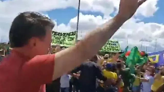 Imagem ilustrativa da notícia Bolsonaro fura quarentena e faz discurso em manifestação que pede até a volta do AI-5