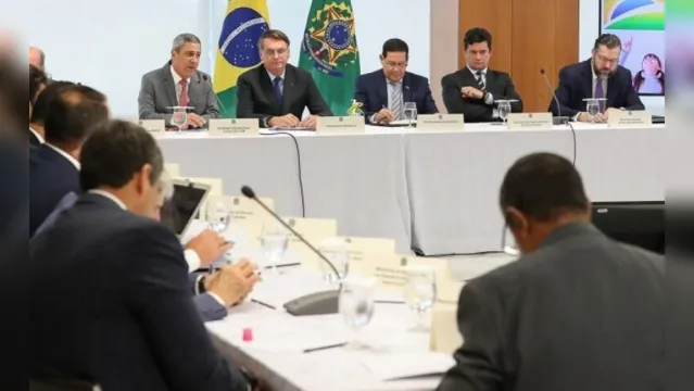Imagem ilustrativa da notícia Bolsonaro diz que trocaria chefe da segurança e ministro: "não vou esperar f** minha família toda"
