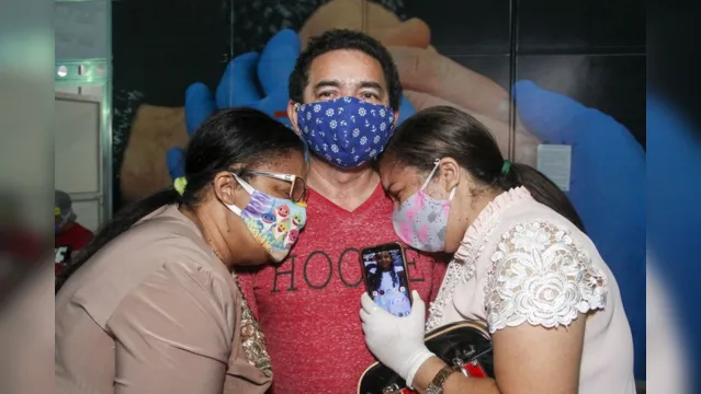 Imagem ilustrativa da notícia Pacientes comemoram alta médica após internação no Hospital Abelardo
Santos