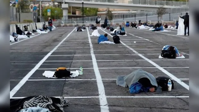 Imagem ilustrativa da notícia Moradores de rua são alojados em chão de estacionamento em Las Vegas e situação causa revolta