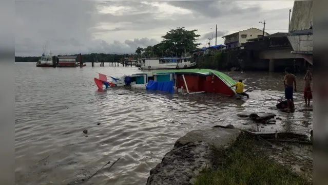 Imagem ilustrativa da notícia Tempestade vira barco e inunda hospital e casas em Vigia