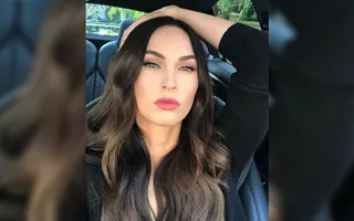 Megan Fox foi flagrada beijando o rapper americano Machine Gun Kelly