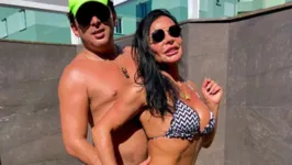 Cantora compartilhou uma série de imagens ao lado do noivo, com quem combinou a estampa do look
