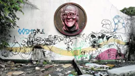 O monumento de Waldemar Henrique está cercado por pichações que mancham o visual da praça.