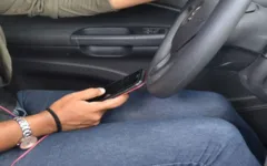 Imagem ilustrativa da notícia Trio rende motorista de aplicativo e usa carro para arrastões