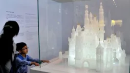 O castelo levou 500 horas para ficar pronto, apresenta 30.000 peças individuais e ouro de 24 quilates
