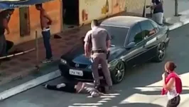 O policial pisou no pescoço da mulher que já estava no chão imobilizada.