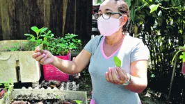 Prazeres Quaresma mostra a horta cultivada com materiais recicláveis