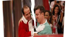 O apresentador apagou as fotos com o empresário após a divulgação da prisão do mesmo.