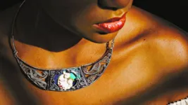 O colar “Entrelaços de Maria”, da designer Celeste Heitmann (na foto em detalhe) é uma das peças da coleção.