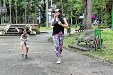 Ao lado do filho Lucas, a dona de casa Darlene Pantoja aproveitou a tarde de ontem para correr na calçada da praça Batista Campos.