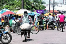 Na feira do Barreiro muitas pessoas se aglomeram e tinha gente sem máscara. 