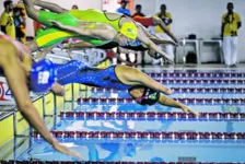 Orientações são voltadas a atletas e instituições paradesportivas e determina retorno por fases. Natação é uma das modalidades classificadas como de baixo risco para a Covid-19.