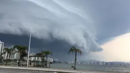 Inmet emitiu alerta laranja, de perigo, devido a ventos fortes