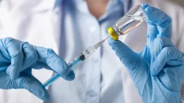 A vacina é uma das mais promissoras para combater o novo coronavírus e está na terceira e última fase de estudos clínicos em humanos, tanto no Reino Unido como no Brasil.