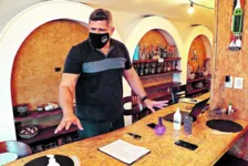 O empresário Maurício Façanha também vai proteger os cardápios do restaurante com acrílico para facilitar na hora de higienizá-los.