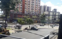 Imagem ilustrativa da notícia Prefeitura asfalta
rua e deixa buraco em área de carro estacionado