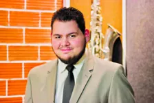 Pianista Davi Benitez se recupera de uma cirurgia após crise de apendicite aguda
