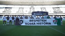 Jogadores de Botafogo e Fluminense entram em campo com faixa de protesto 