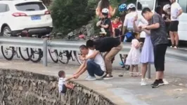 Imagem ilustrativa da notícia Pai balança filho em penhasco da "Estrada do Diabo" só para fazer foto 