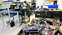 Jovens atendidos pelo Emaús reaproveitam os equipamentos eletrônicos em oficinas que geram aprendizado e capacitação para o mercado de trabalho, até mesmo como autônomos.