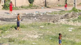 Totalmente desprotegidas, as crianças brincam tranquilamente nas ruas, ao contrário do que orientam as autoridades de saúde. O lockdwon acabou. O isolamento não.