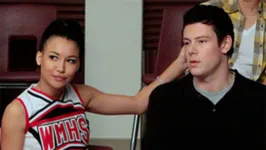 Os atores em uma cena de Glee
