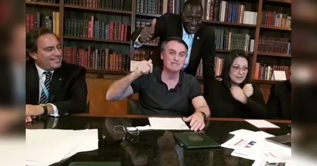 Imagem ilustrativa da notícia  "Quer continuar sendo meu escravo?", diz Bolsonaro a deputado negro