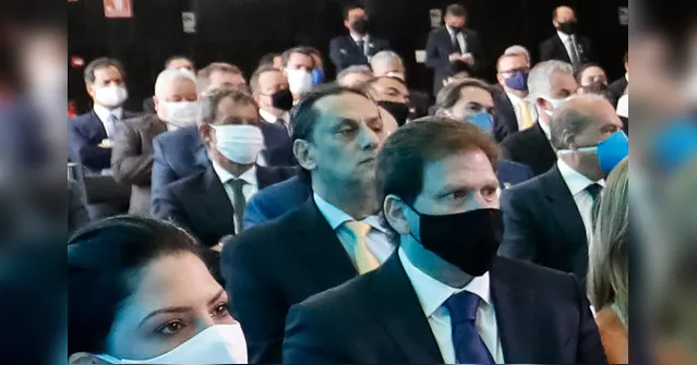 Imagem ilustrativa da notícia Nunca
falei com Queiroz e também não sou o 'Anjo', diz advogado dos Bolsonaros