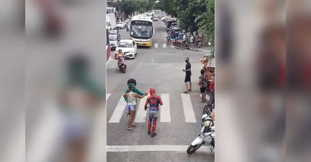 Imagem ilustrativa da notícia Hulk e Homem Aranha ignoram distanciamento e dançam com mulher na feira do Guamá