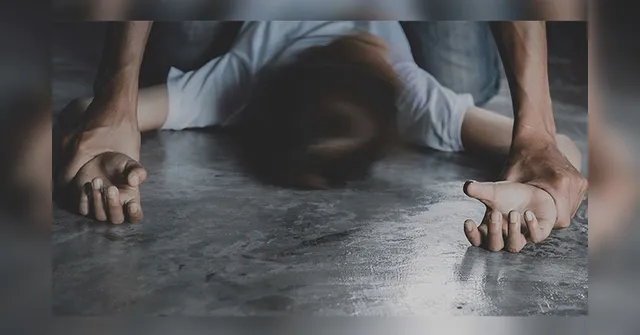 Imagem ilustrativa da notícia Trio amarra jovem e a estupra durante três horas dentro de quitinete 