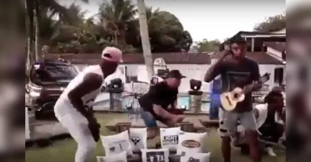 Imagem ilustrativa da notícia Live de sambistas é interrompida a tiros por invasão policial. Veja o vídeo