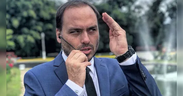 Imagem ilustrativa da notícia Carlos Bolsonaro declara estar 'cagando' para a fake news após ação do Facebook