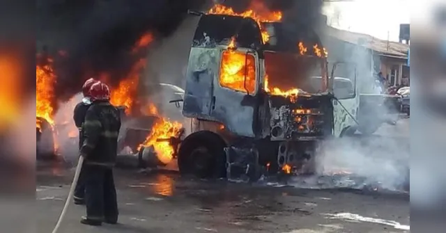 Imagem ilustrativa da notícia Caminhão pega fogo e explode no meio de avenida em Castanhal. Veja o vídeo!