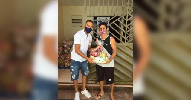 Imagem ilustrativa da notícia Jogador azulino entrega cestas básicas a famílias carentes 