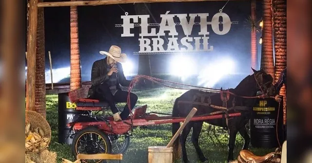 Imagem ilustrativa da notícia Cantor sertanejo vira meme ao ser 'levado' por cavalo em live