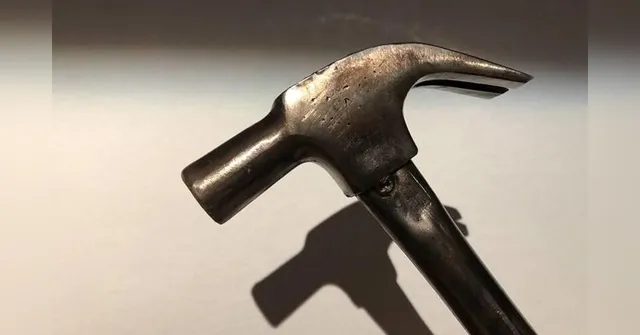 Imagem ilustrativa da notícia Homem tenta matar mãe a marteladas por ela se recusar a pagar conta em motel