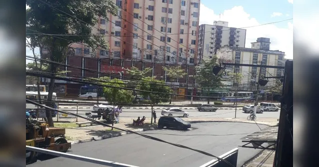 Imagem ilustrativa da notícia Prefeitura asfalta
rua e deixa buraco em área de carro estacionado