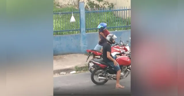 Imagem ilustrativa da notícia Bandidos roubam moto de casal em plena luz do dia; veja o vídeo!