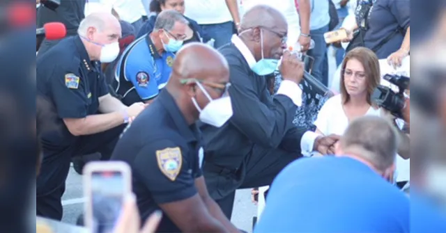 Imagem ilustrativa da notícia Policiais se ajoelham para apoiar protesto contra morte de homem negro 