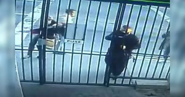 Imagem ilustrativa da notícia Vídeo: mulher leva soco de desconhecido ao sair de casa