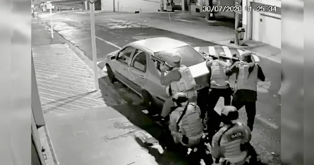 Imagem ilustrativa da notícia Cerca de 40 assaltantes fazem o terror e atacam agência bancária na madrugada; veja o vídeo