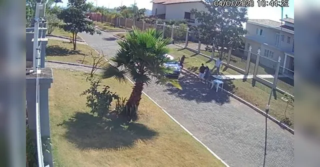 Imagem ilustrativa da notícia Vídeo: ex-jogador do Vasco corre com facão atrás de vizinho gay