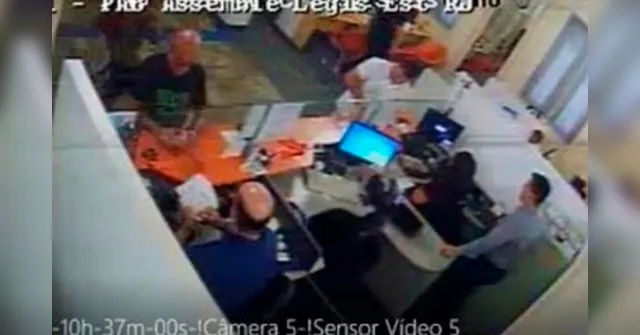 Imagem ilustrativa da notícia Imagens mostram Queiroz pagando contas de Flávio em dinheiro vivo