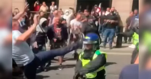 Imagem ilustrativa da notícia Londres decreta toque de recolher após "guerra" entre polícia e hooligans