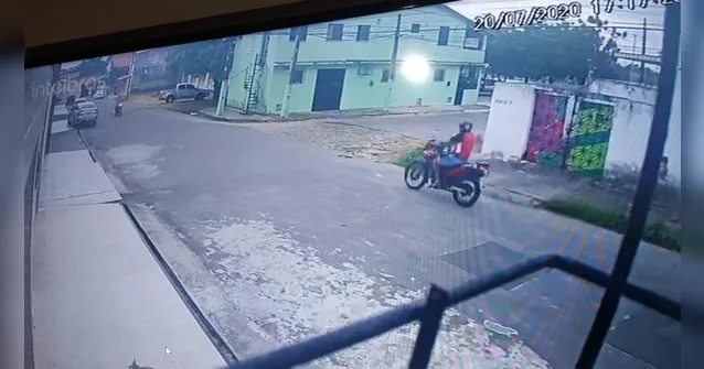 Imagem ilustrativa da notícia Motociclista tenta sequestrar criança de 10 anos na rua. Veja o vídeo!